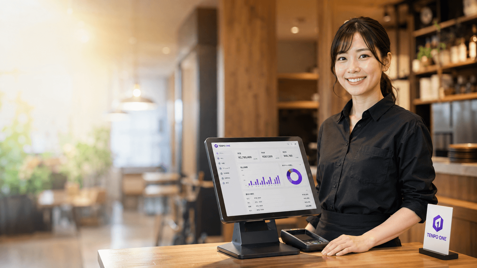 カウンターでTENPO ONEのPOSダッシュボードを操作する店員