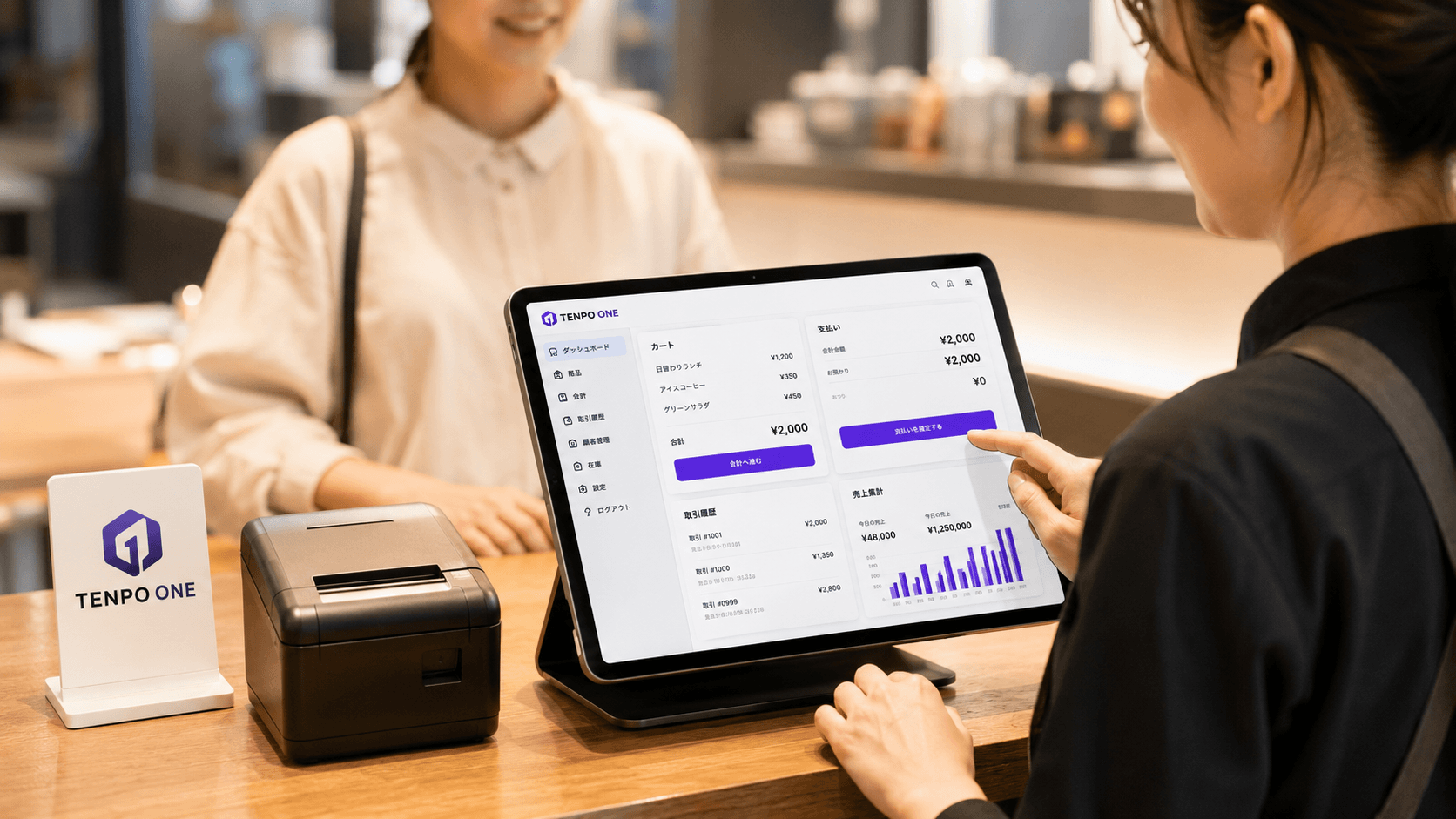 POSレジのタブレットで会計を行うスタッフ