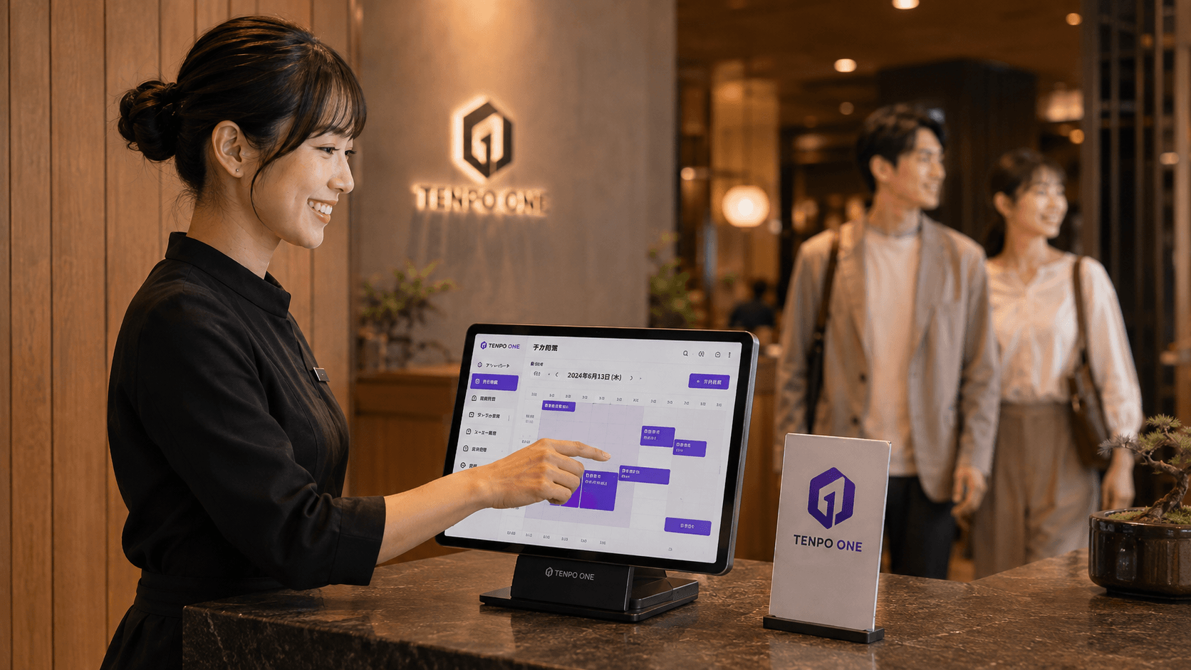 店内でTENPO ONEのタブレットを手に接客するスタッフ